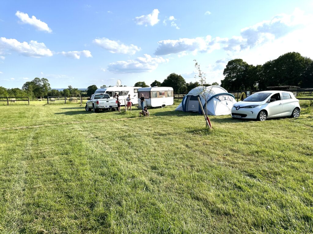 Camping-car, caravane bien installé, même la tente est planté
